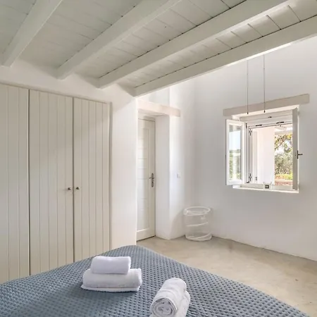 A Summer House A Few Steps From The * Santa Maria (Paros)